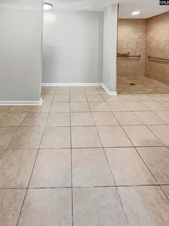 Building Photo - Furnished rental