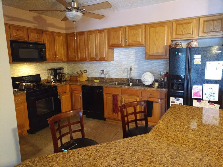 Kitchen - 6560 W Diversey Ave