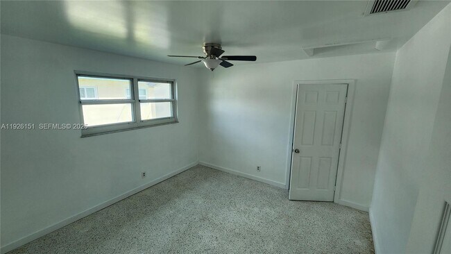 Building Photo - 4555 SW 32nd Ave