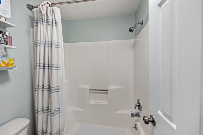 Building Photo - Modern Comfort & Convenience in Regents Green Townhome