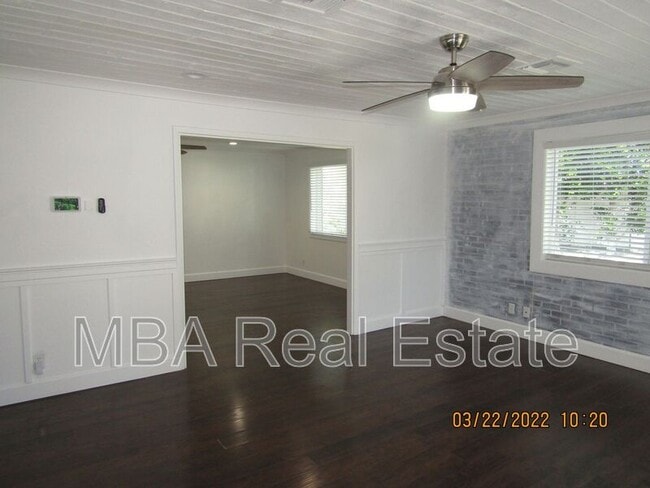 Building Photo - 2802 E Weldon Ave