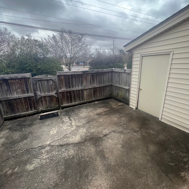 Building Photo - 2700 Thackery Rd