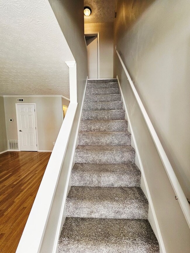 Building Photo - MOVE-IN READY! 2BR Townhome in Clintonville near OSU – W/D, Parking, Pet Friendly