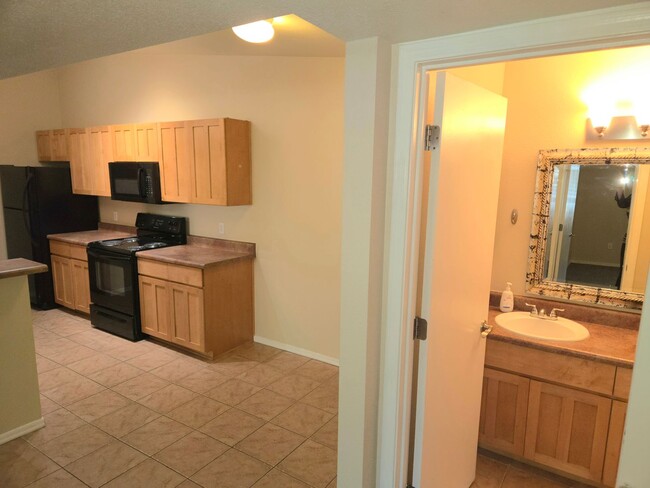 Building Photo - Westside Arbors Condo 2bd, 2ba - Students ...