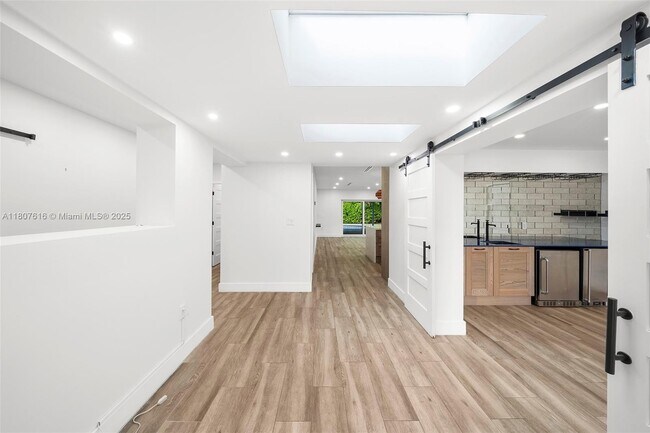 Building Photo - 7520 Hispanola Ave