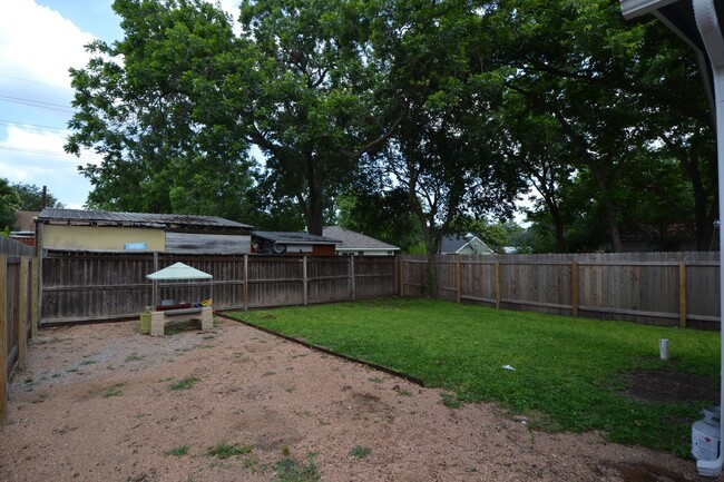 Building Photo - East Austin Home- Available for August!