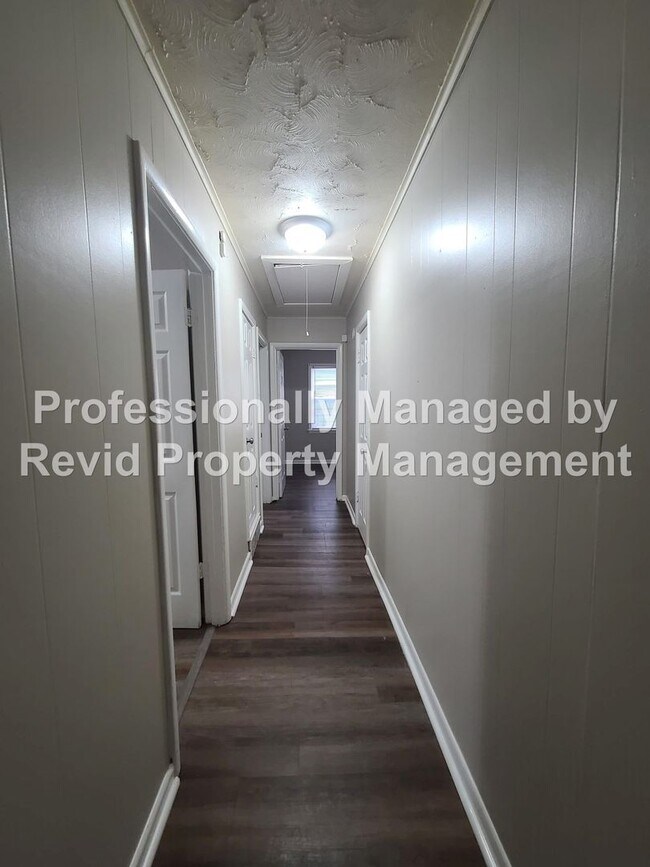 Building Photo - 744 Lester St