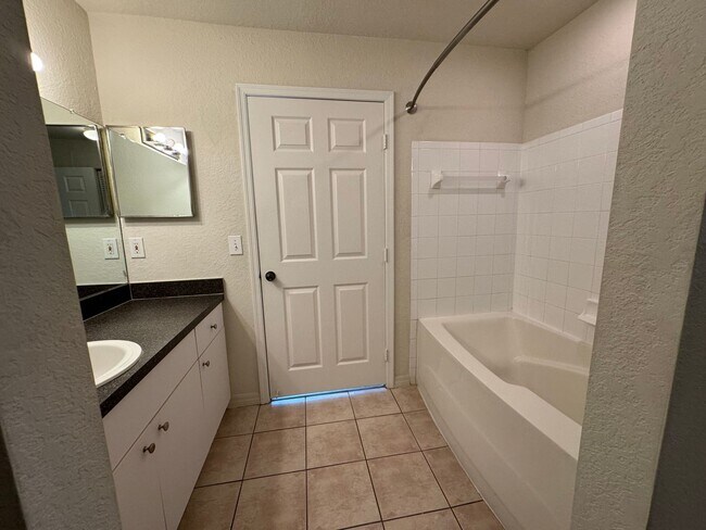 Building Photo - 1-Bedroom Condo with Loft & Washer/Dryer a...