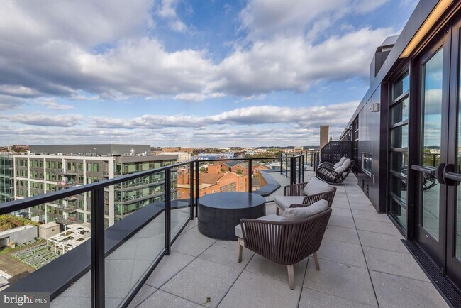 Building Photo - River-View 2BD Luxury Condo with Balcony and Parking!