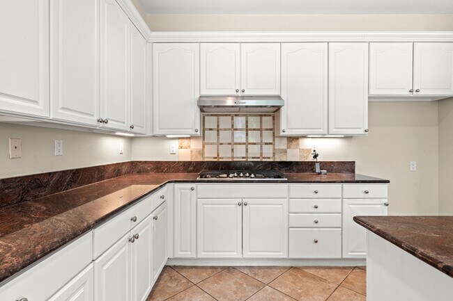 Building Photo - Ideal for Large Families – 6BR/4BA Eastval...