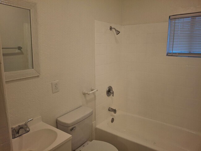 Building Photo - 1007 C St