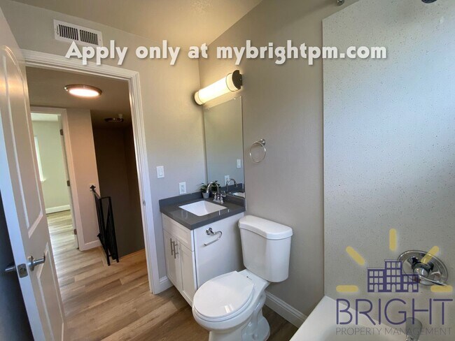 Building Photo - Recently Renovated 2 Bedroom 1 Bath, Two-Level Apartment-Great Midtown location!