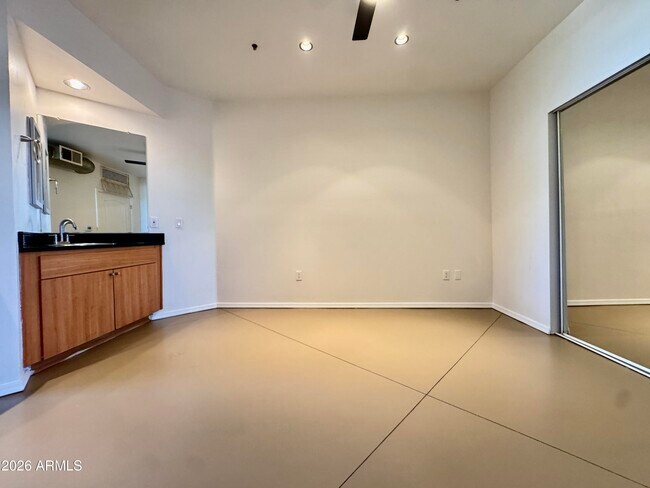 Building Photo - 1701 E Colter St