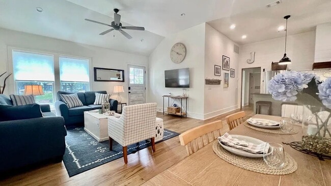 Building Photo - Low Country Cottage located in the Heart o...
