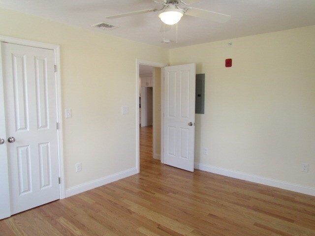 Building Photo - 1093 Main St