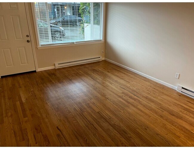 Building Photo - Fully Updated 1 Bed/1 Bath! Great Ballard Location & Great Price!