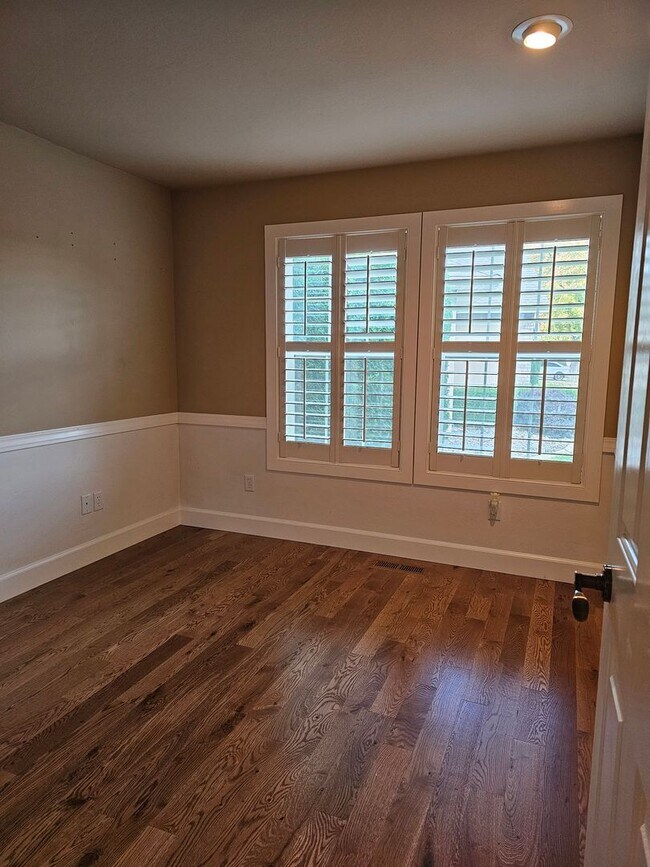 Building Photo - Townhouse located near Canyon Rim Parkway ...
