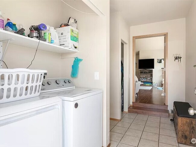 Building Photo - 2296 James Cir