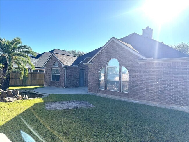 Building Photo - 2910 Sandleigh Dr