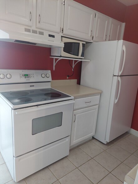 Building Photo - 11850 Edgewater Dr