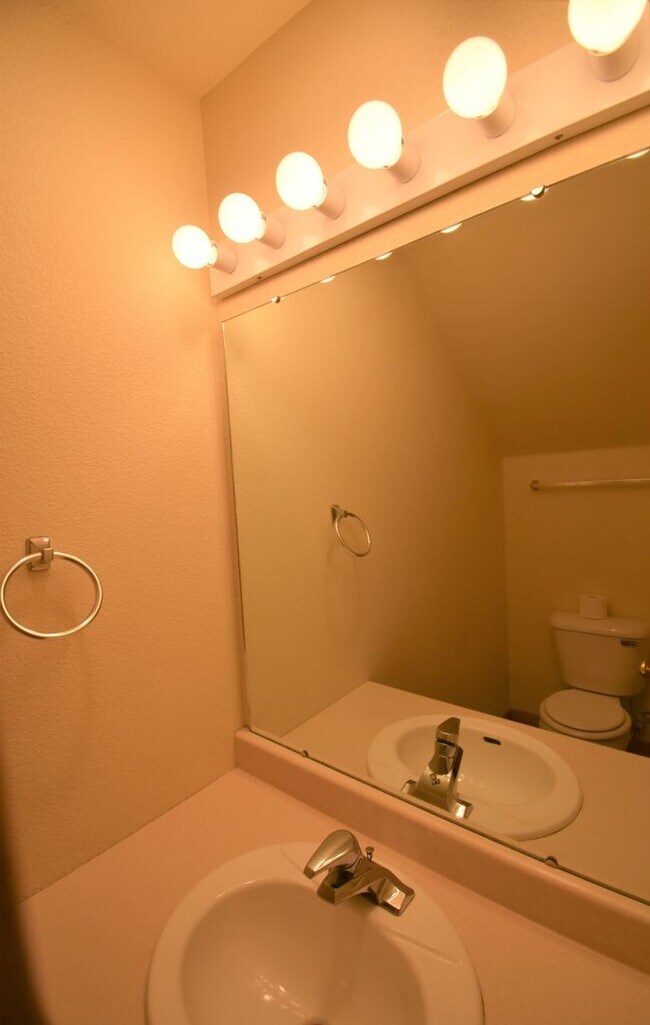 Building Photo - Townhouse-style unit! 2 Bedrooms, 1.5 Bath...