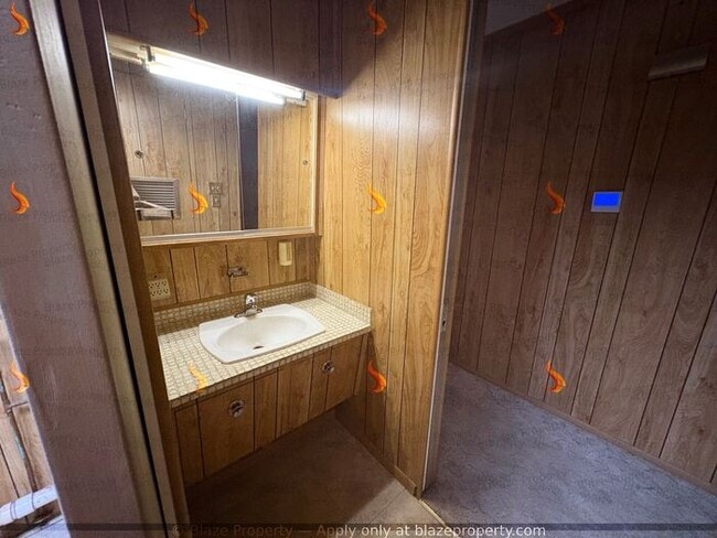 Building Photo - 4 bedroom 2 bathroom home in Lawndale read...