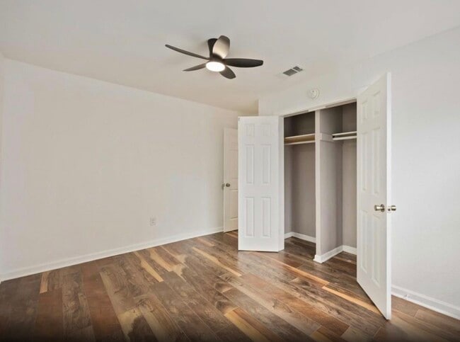Building Photo - 6043 Lyndhurst Dr