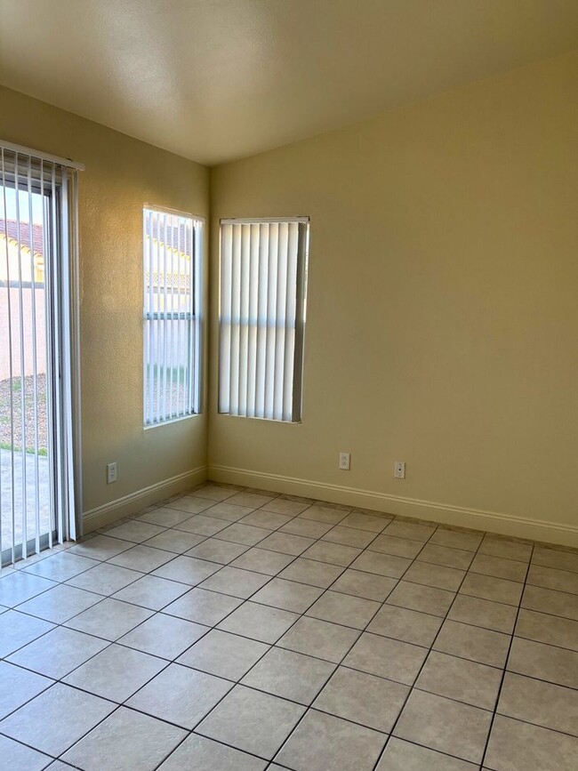 Building Photo - MOVE-IN READY 3BR/2BA SINGLE FAMILY HOME IN LAS VEGAS