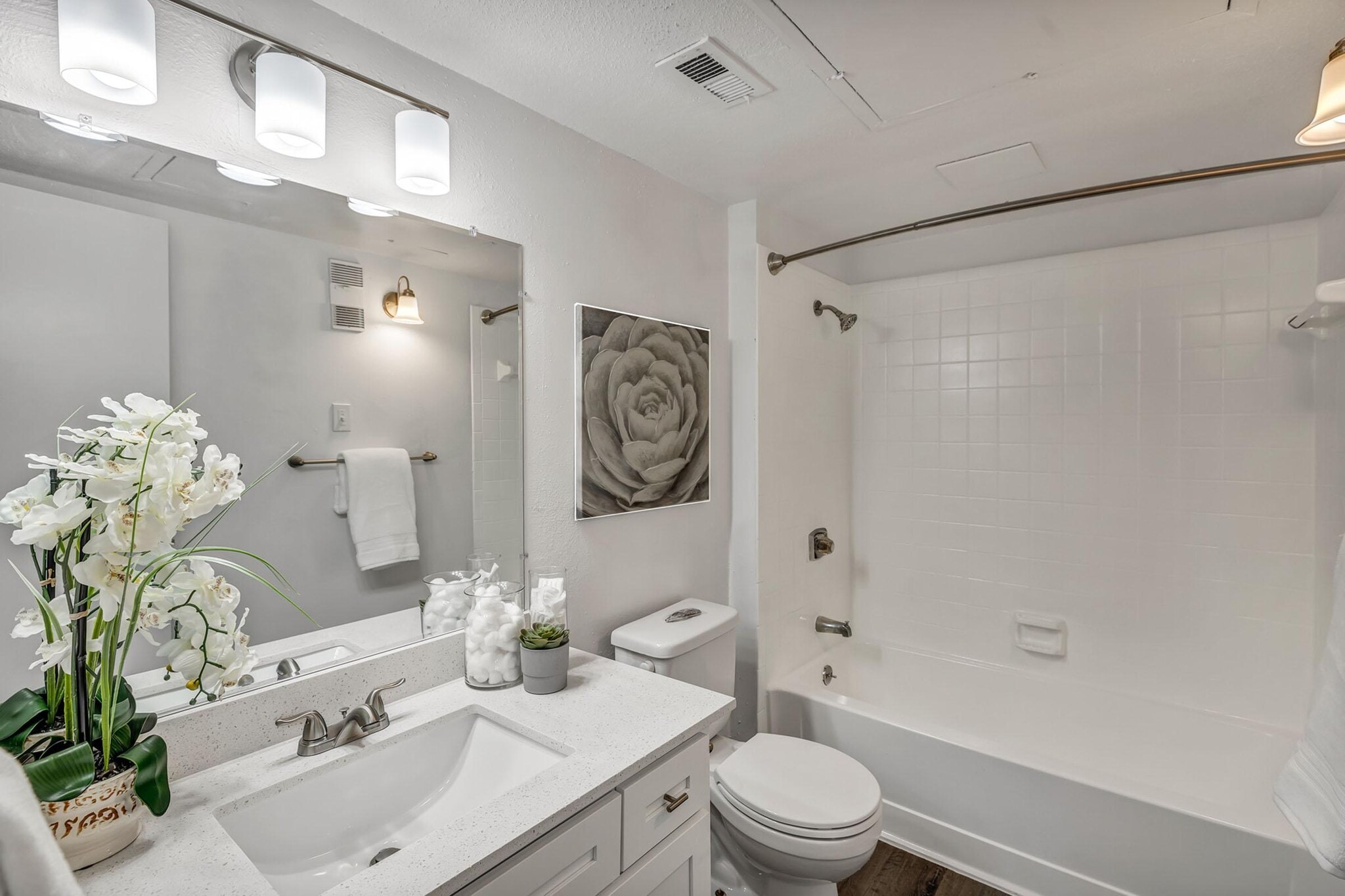 Building Photo - 1735 Rutland Dr