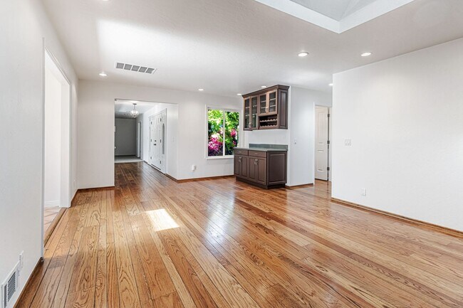 Building Photo - Spacious Saratoga Home with Great Outdoor ...