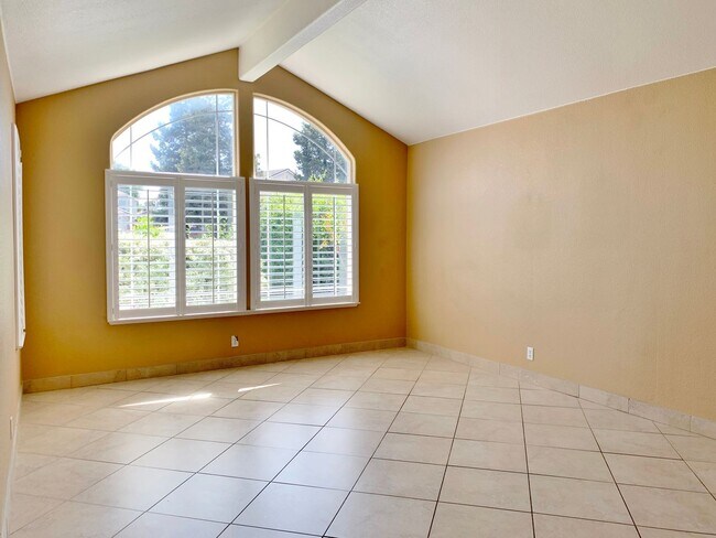 Building Photo - 4 Bedroom Home in Hollister