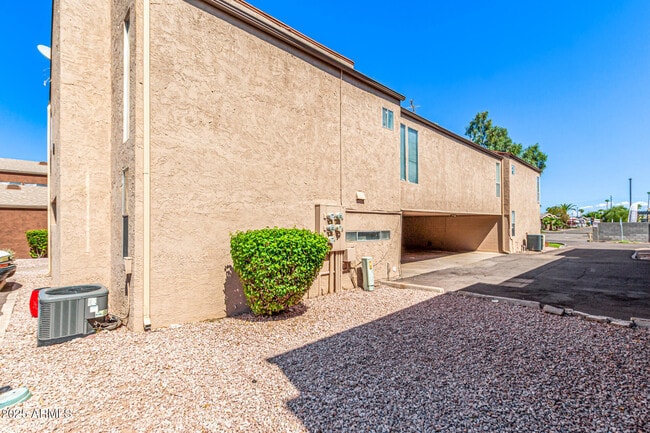 Building Photo - 2680 E Oakleaf Dr