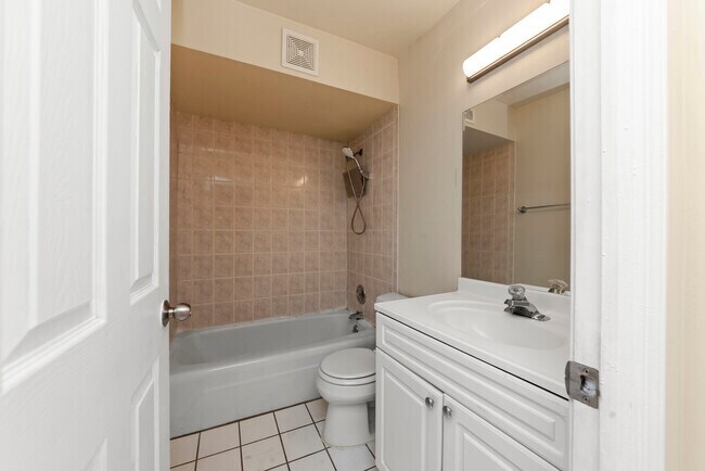 Building Photo - 1441 N Dearborn St