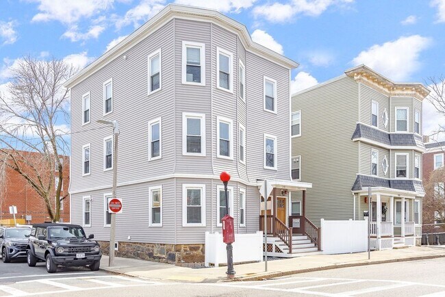 Building Photo - 142 Boston St