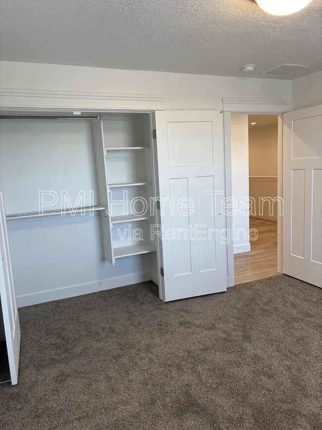 Building Photo - 614 W Cozy Ln