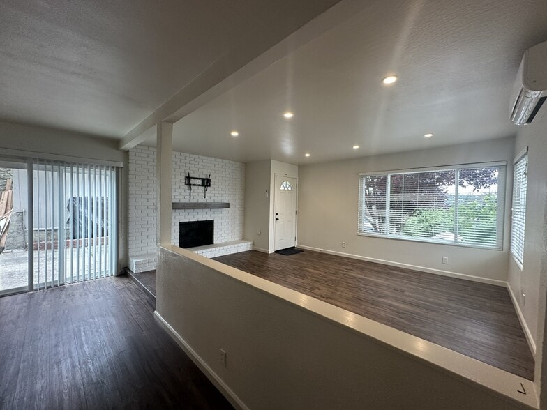 Living room - 507 Bay St