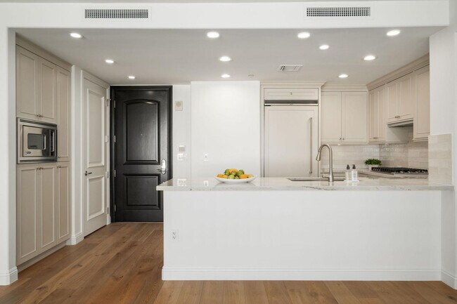 Building Photo - 7181 E Camelback Rd