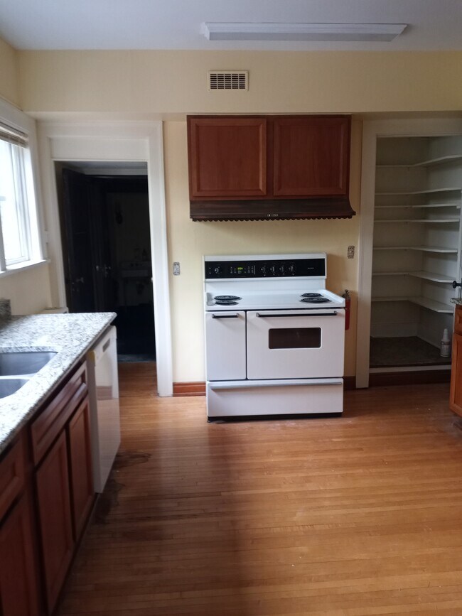 Building Photo - 630 E Holmes St