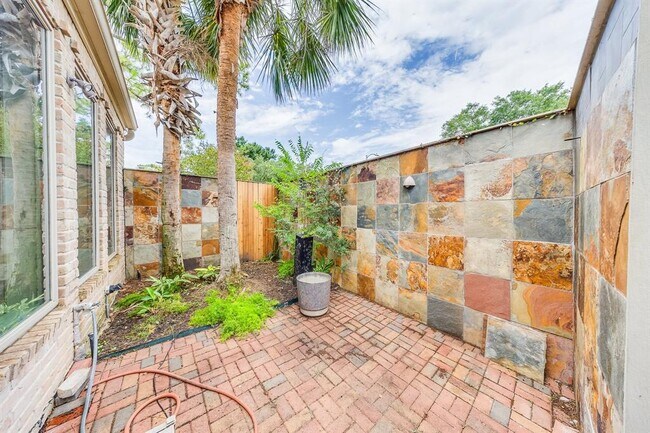 Building Photo - 11503 Lakeside Pl Dr