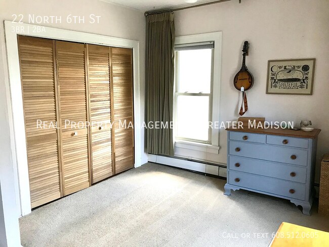 Building Photo - Updated 3 bedroom plus Den house near East...