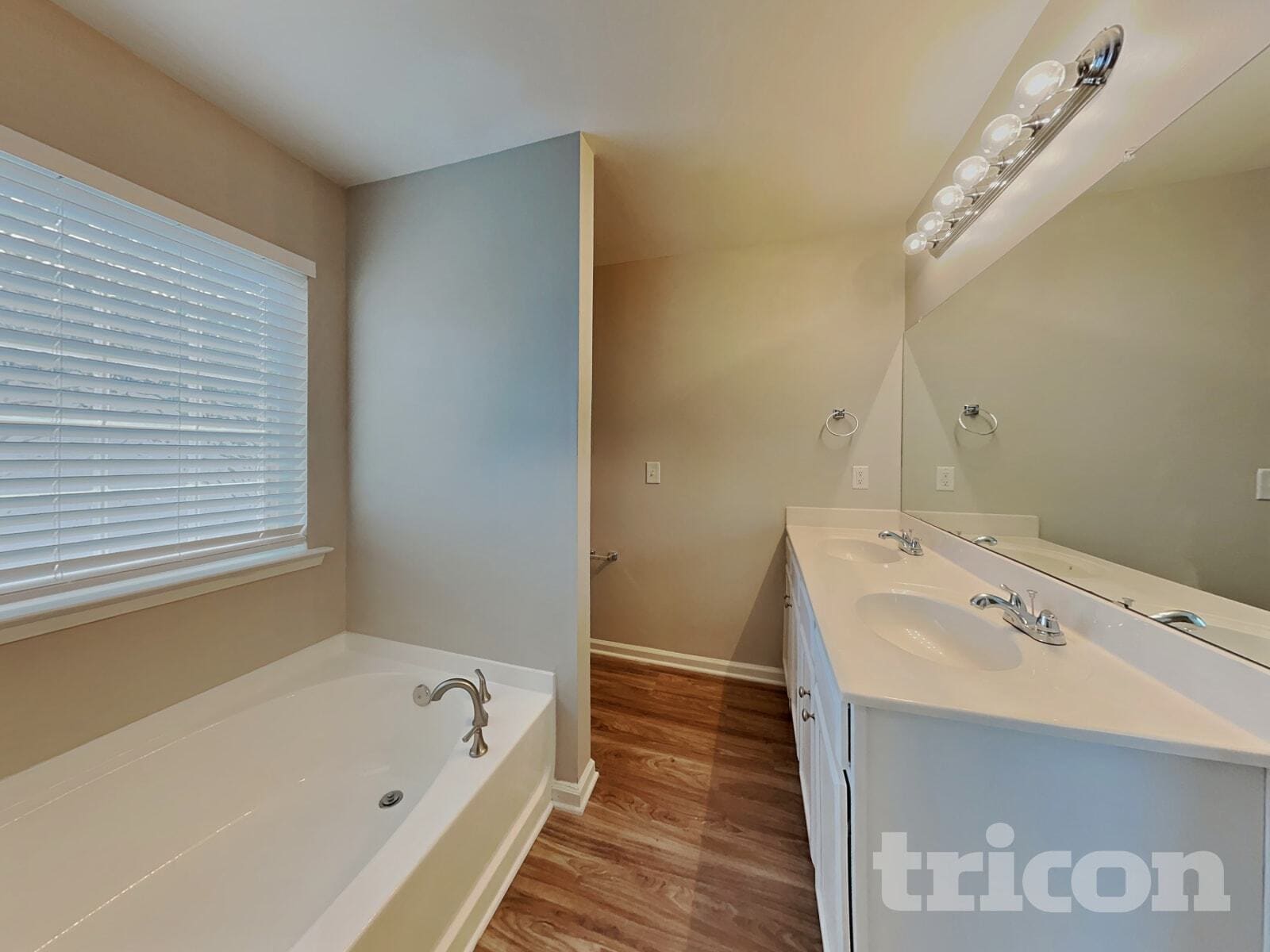 Building Photo - 2120 Clear Brook Dr