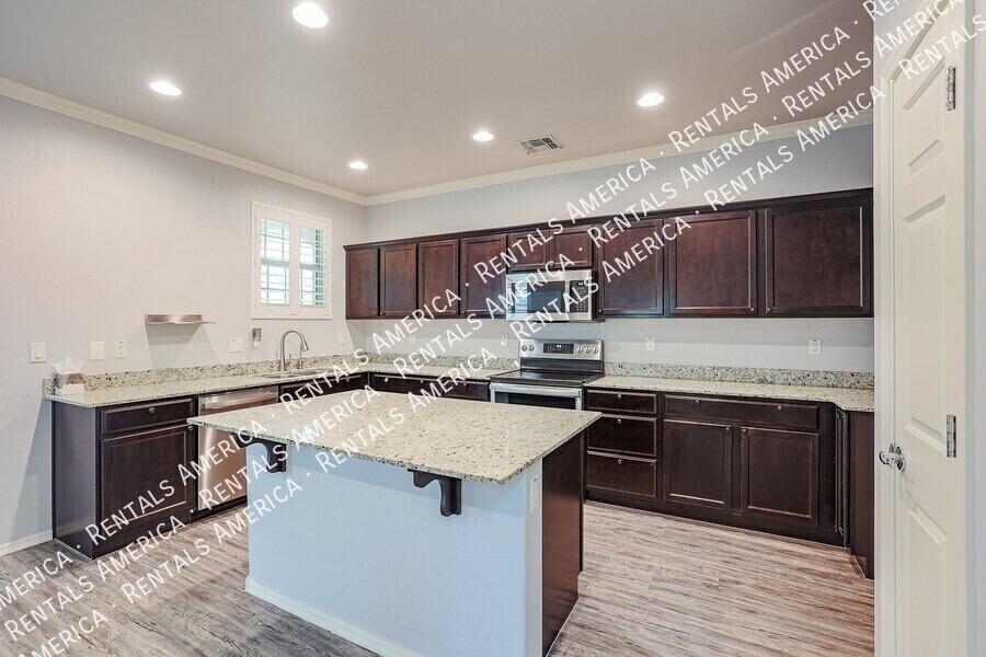 Building Photo - 2810 N 73rd Dr