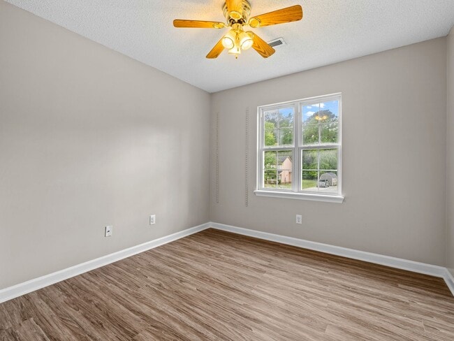 Building Photo - Country Club Area!