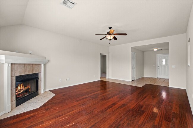 Building Photo - 3 Bed, 2 Bath Home Near Osage Park & Walma...