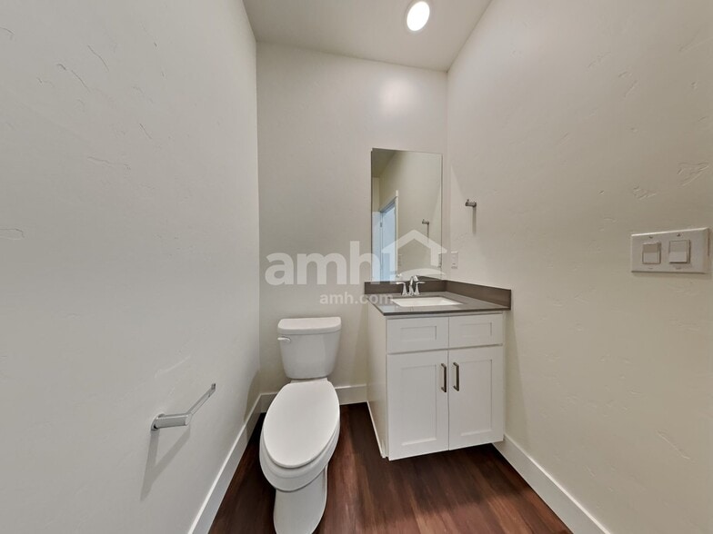 Building Photo - 967 N Nichole Ave