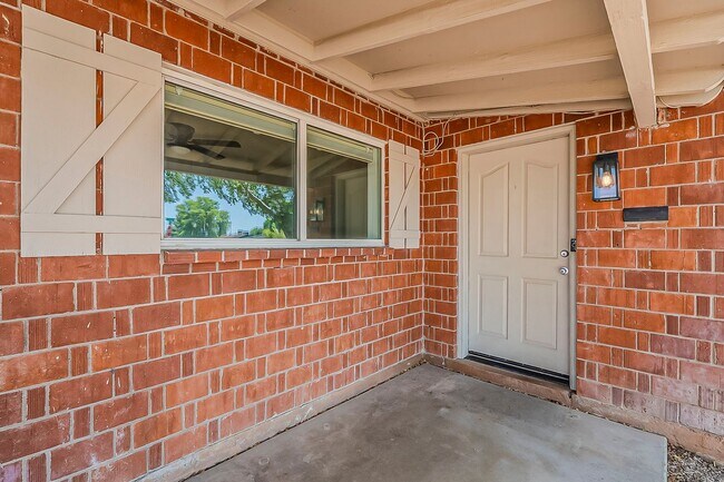 Building Photo - Three bedrooms and POOL in South Scottsdale!
