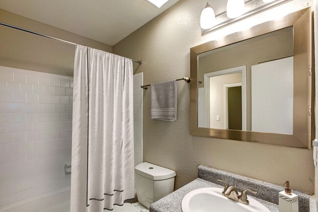 Building Photo - Covington Square Townhomes