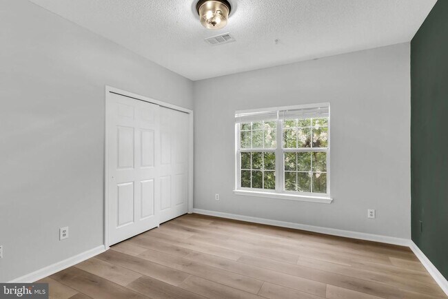 Building Photo - 1701 Lake Shore Crest Dr