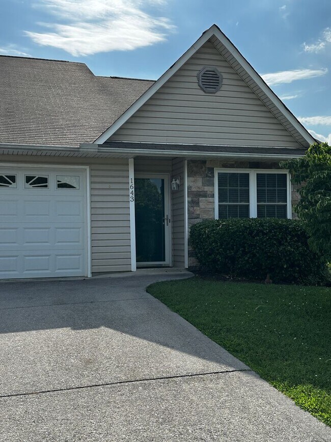 Building Photo - Knoxville 37914 - 3 bedroom, 2 bath home - Contact Regina Upshaw (865) 237-2369