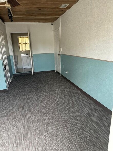 Building Photo - 979 Croton Rd